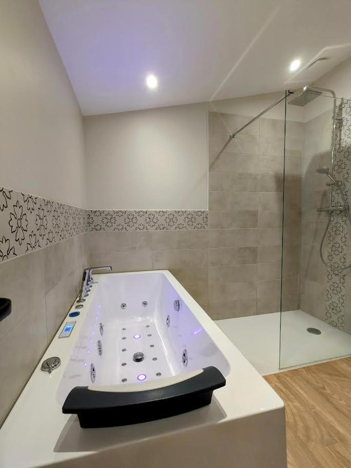 Le Boheme, Sauna & Spa Riorges Exteriör bild
